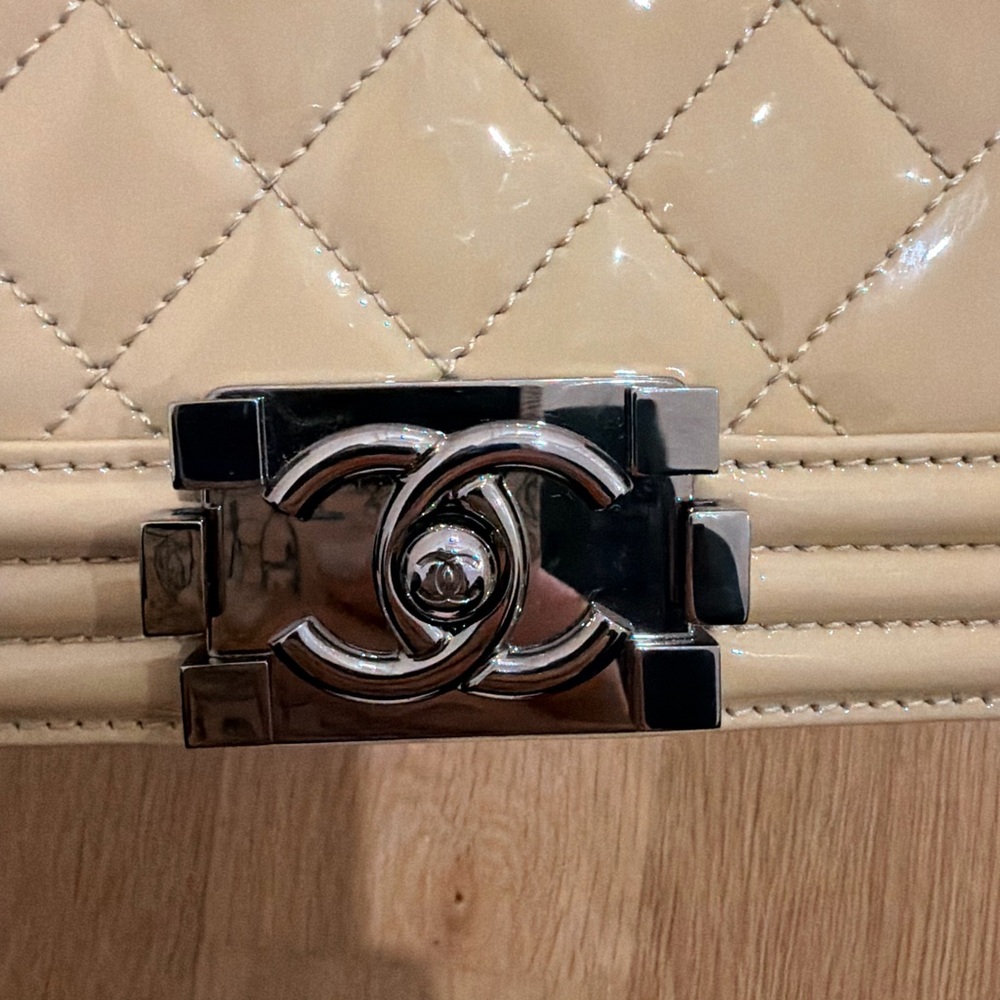 AUTHENTIC Chanel patent leather medium boy bag. - Picture 3 of 10